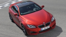 Черная крыша на новенькой красной BMW M6